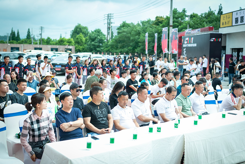 【新浪新聞】貴陽Ckart卡丁車俱樂部盛大開業(yè)(圖2) 【新浪新聞】貴陽Ckart卡丁車俱樂部盛大開業(yè)(圖2)